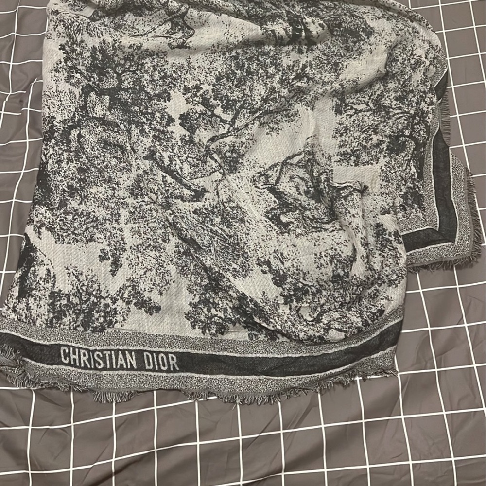 Dior shawl